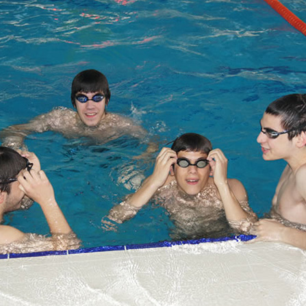 Yarışmacı yüzücüler